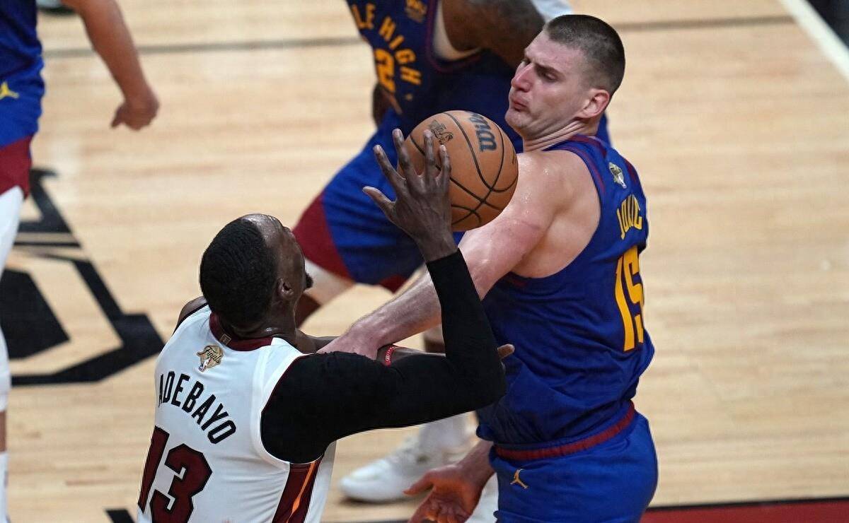 奥斯塔瑞队在比赛中展现团队合作