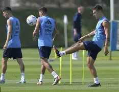 球队备战关键比赛，训练强度倍增