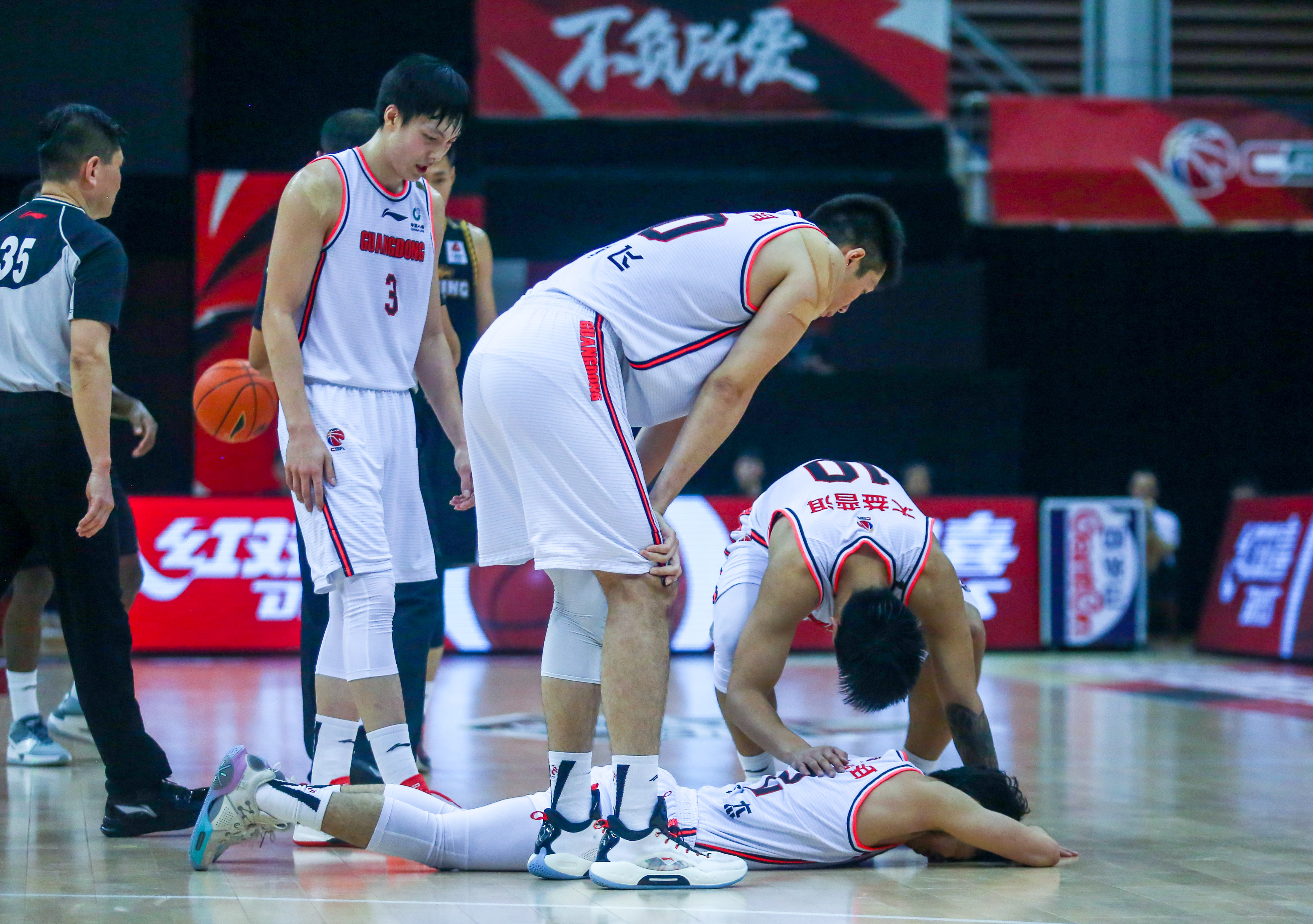 娱乐活动-青岛男篮再遭击败队员寻找突破点视频