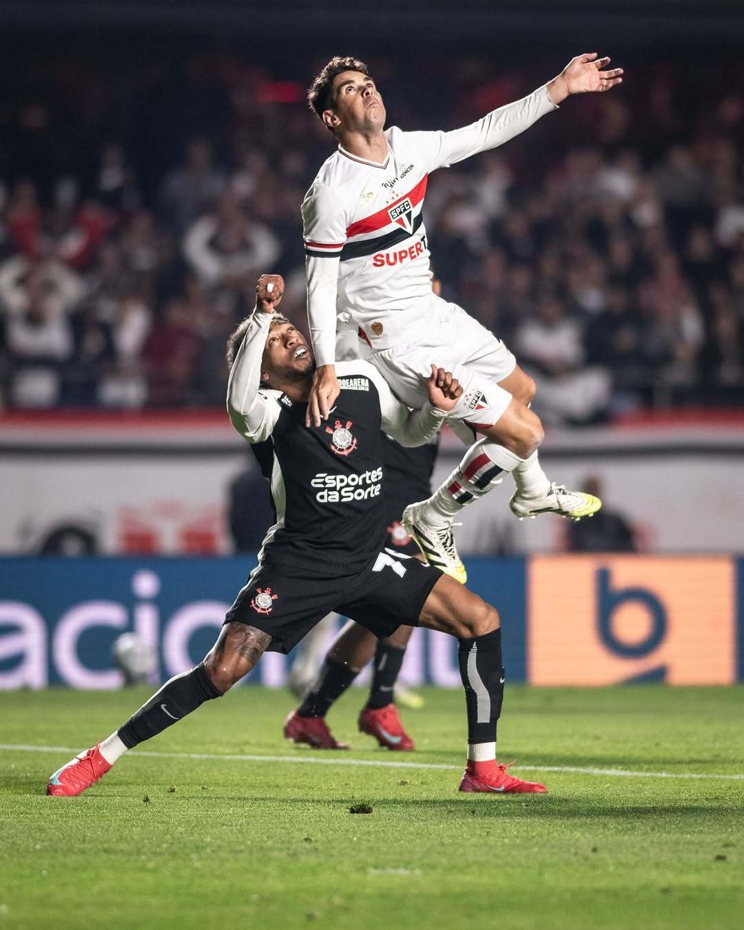 卡迪夫城球员进攻如火,逆转对手取得胜利 卡迪夫城球员进攻如火,逆转对手取得胜利